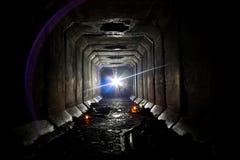 Unterirdisch verlassener Abwasserkanalkollektortunnel unter Voronezh stockbilder Unterirdisch verlassener Abwasserkanalkollektortunnel unter Voronezh stockbilder