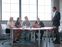 Unternehmensberater beim Arbeiten in einem Team Eine Gruppe junge Arbeitnehmer bei einer Sitzung im Firmenkonferenzsaal stockbilder Unternehmensberater beim Arbeiten in einem Team Eine Gruppe junge Arbeitnehmer bei einer Sitzung im Firmenkonferenzsaal stockbilder