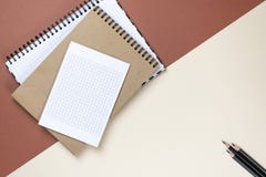 Unternehmensbriefpapiersatz des freien Raumes auf braunem Hintergrund Einbrennendes scheinbareshohes Flache Lage lizenzfreie stockbilder Unternehmensbriefpapiersatz des freien Raumes auf braunem Hintergrund Einbrennendes scheinbareshohes Flache Lage lizenzfreie stockbilder