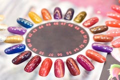 Unterschiedlicher bunter Nagellack-Manikürepalette Hintergrund Proben von Nagellacken Falscher Anzeigen-Nagel Art Fan Wheel Polis stockfotos Unterschiedlicher bunter Nagellack-Manikürepalette Hintergrund Proben von Nagellacken Falscher Anzeigen-Nagel Art Fan Wheel Polis stockfotos