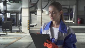 Unterstützung der jungen Frau, die wichtige Informationen über Auto für Test und Steuerung in modernen Autoservice schreibt stock video Unterstützung der jungen Frau, die wichtige Informationen über Auto für Test und Steuerung in modernen Autoservice schreibt stock video