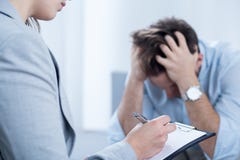 Unterstützungsverzweiflungsmann des Psychologen lizenzfreie stockfotografie Unterstützungsverzweiflungsmann des Psychologen lizenzfreie stockfotografie