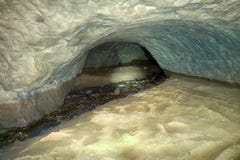 Untertagestrom Kleiner Abflusskanal in der Höhle Stockfoto Untertagestrom Kleiner Abflusskanal in der Höhle Stockfoto