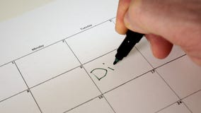 Unterzeichnen Sie den Tag im Kalender mit einem Stift, zeichnen Sie einen guten schlechten Tag stock video footage Unterzeichnen Sie den Tag im Kalender mit einem Stift, zeichnen Sie einen guten schlechten Tag stock video footage