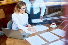 Unterzeichnende Papiere der Frau für Kollegen lizenzfreies stockfoto Unterzeichnende Papiere der Frau für Kollegen lizenzfreies stockfoto