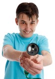 Unverschämter Junge, der einen Gartenschlauch zeigt stockfoto Unverschämter Junge, der einen Gartenschlauch zeigt stockfoto