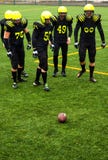 Uomini che giocano football americano fotografia stock Uomini che giocano football americano fotografia stock