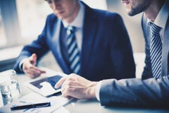 Uomini che lavorano nell'ufficio immagini stock libere da diritti Uomini che lavorano nell'ufficio immagini stock libere da diritti