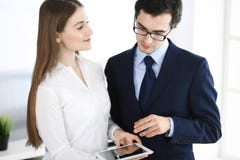 Uomini d'affari e donna che utilizza il computer della compressa nell'ufficio moderno Colleghi o responsabili di societ? nel luog immagine stock Uomini d'affari e donna che utilizza il computer della compressa nell'ufficio moderno Colleghi o responsabili di societ? nel luog immagine stock