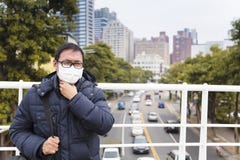 Uomini nella maschera medica con la gola irritata fotografie stock Uomini nella maschera medica con la gola irritata fotografie stock
