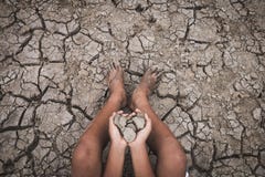 Uomini su asciutto incrinato a terra dovuto la siccità Fotografia Stock Libera da Diritti Uomini su asciutto incrinato a terra dovuto la siccità Fotografia Stock Libera da Diritti