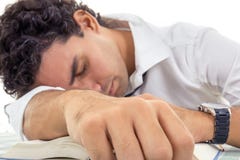 Uomo adulto esaurito con i vetri nella seduta bianca del legame e della camicia immagine stock libera da diritti Uomo adulto esaurito con i vetri nella seduta bianca del legame e della camicia immagine stock libera da diritti