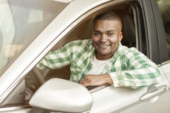 Uomo africano bello che sceglie nuova automobile alla gestione commerciale fotografie stock libere da diritti Uomo africano bello che sceglie nuova automobile alla gestione commerciale fotografie stock libere da diritti