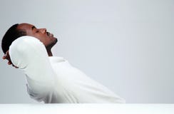 Uomo africano rilassato che sleaping nel suo luogo di lavoro fotografie stock libere da diritti Uomo africano rilassato che sleaping nel suo luogo di lavoro fotografie stock libere da diritti