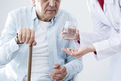 Uomo anziano ed infermiere malati che danno medicina fotografie stock libere da diritti Uomo anziano ed infermiere malati che danno medicina fotografie stock libere da diritti