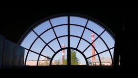 Uomo anziano vicino alla finestra Retrovisione dell'uomo anziano che viene alla finestra rotonda fotografia stock libera da diritti Uomo anziano vicino alla finestra Retrovisione dell'uomo anziano che viene alla finestra rotonda fotografia stock libera da diritti