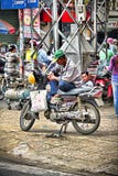 Uomo anziano vietnamita che si siede su un motorino Fotografia Stock Uomo anziano vietnamita che si siede su un motorino Fotografia Stock