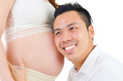 Uomo asiatico e la sua moglie incinta immagini stock Uomo asiatico e la sua moglie incinta immagini stock