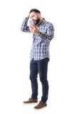 Uomo barbuto bello con la mano in capelli che regolano acconciatura facendo uso della riflessione del telefono cellulare come spe fotografia stock libera da diritti Uomo barbuto bello con la mano in capelli che regolano acconciatura facendo uso della riflessione del telefono cellulare come spe fotografia stock libera da diritti