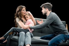 Uomo barbuto che esamina la figlia spaventata di ribaltamento della tenuta della donna immagini stock Uomo barbuto che esamina la figlia spaventata di ribaltamento della tenuta della donna immagini stock