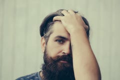 Uomo bello con la barba lunga fotografia stock libera da diritti Uomo bello con la barba lunga fotografia stock libera da diritti