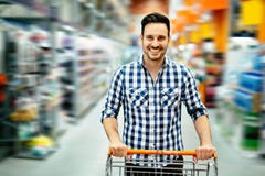 Uomo bello nell'acquisto di attività immagine stock libera da diritti Uomo bello nell'acquisto di attività immagine stock libera da diritti