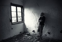 Uomo in casa rovinata Uomo in casa rovinata