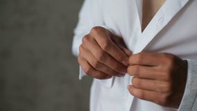 Uomo che abbottona una camicia bianca archivi video Uomo che abbottona una camicia bianca archivi video