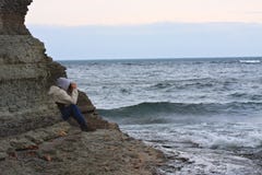 Uomo che esamina mare tempestoso fotografia stock libera da diritti Uomo che esamina mare tempestoso fotografia stock libera da diritti