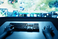 Uomo che gioca i giochi di computer immagine stock Uomo che gioca i giochi di computer immagine stock