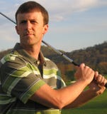 Uomo che guida la sfera di golf al tempo del T fotografia stock libera da diritti Uomo che guida la sfera di golf al tempo del T fotografia stock libera da diritti