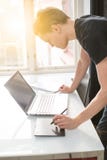 Uomo che lavora al computer portatile immagini stock Uomo che lavora al computer portatile immagini stock