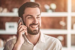 Uomo che lavora in caffè fotografie stock libere da diritti Uomo che lavora in caffè fotografie stock libere da diritti