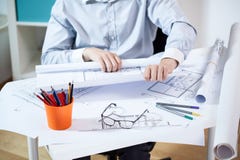 Uomo che lavora nell'ufficio architettonico immagine stock libera da diritti Uomo che lavora nell'ufficio architettonico immagine stock libera da diritti