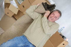 Uomo che lotta per portare coperta immagine stock libera da diritti Uomo che lotta per portare coperta immagine stock libera da diritti