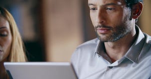 Uomo che per mezzo della compressa e degli occhiali Riunione dell'ufficio del lavoro di gruppo di affari corporativi Un uomo d'af stock footage Uomo che per mezzo della compressa e degli occhiali Riunione dell'ufficio del lavoro di gruppo di affari corporativi Un uomo d'af stock footage