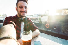 Uomo che prende un selfie alla vacanza fotografia stock Uomo che prende un selfie alla vacanza fotografia stock
