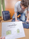 Uomo che prova a chiudere bagaglio a mano pieno immagine stock libera da diritti Uomo che prova a chiudere bagaglio a mano pieno immagine stock libera da diritti