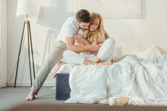uomo che prova a scusarsi all'amica fotografie stock libere da diritti uomo che prova a scusarsi all'amica fotografie stock libere da diritti