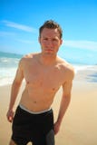 Uomo che si leva in piedi sulla spiaggia esotica fotografia stock libera da diritti Uomo che si leva in piedi sulla spiaggia esotica fotografia stock libera da diritti