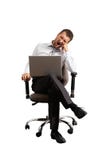 Uomo che si siede sulla sedia dell'ufficio e che sbadiglia fotografia stock libera da diritti Uomo che si siede sulla sedia dell'ufficio e che sbadiglia fotografia stock libera da diritti