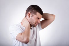 Uomo che soffre dal dolore al collo fotografia stock libera da diritti Uomo che soffre dal dolore al collo fotografia stock libera da diritti