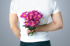 Uomo con i fiori Fotografia Stock Uomo con i fiori Fotografia Stock
