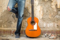 Uomo con la chitarra Stile urbano Immagine Stock Uomo con la chitarra Stile urbano Immagine Stock