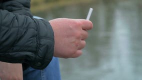 Uomo con la sigaretta nella mano Uomo con la sigaretta nella mano
