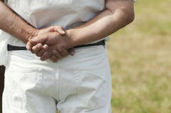 Uomo con le sue mani sul suo indietro immagine stock libera da diritti Uomo con le sue mani sul suo indietro immagine stock libera da diritti