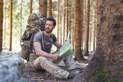 Uomo con lo zaino e mappa che cerca le direzioni Immagini Stock Libere da Diritti Uomo con lo zaino e mappa che cerca le direzioni Immagini Stock Libere da Diritti