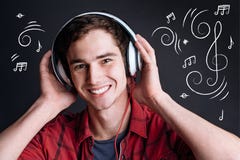 Uomo contentissimo positivo che ascolta la musica immagini stock Uomo contentissimo positivo che ascolta la musica immagini stock