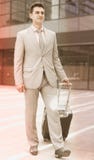 Uomo d'affari Carrying Suitcase fotografie stock libere da diritti Uomo d'affari Carrying Suitcase fotografie stock libere da diritti