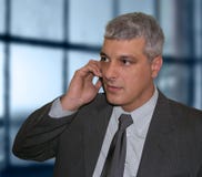 Uomo d'affari che comunica sul telefono Uomo d'affari che comunica sul telefono